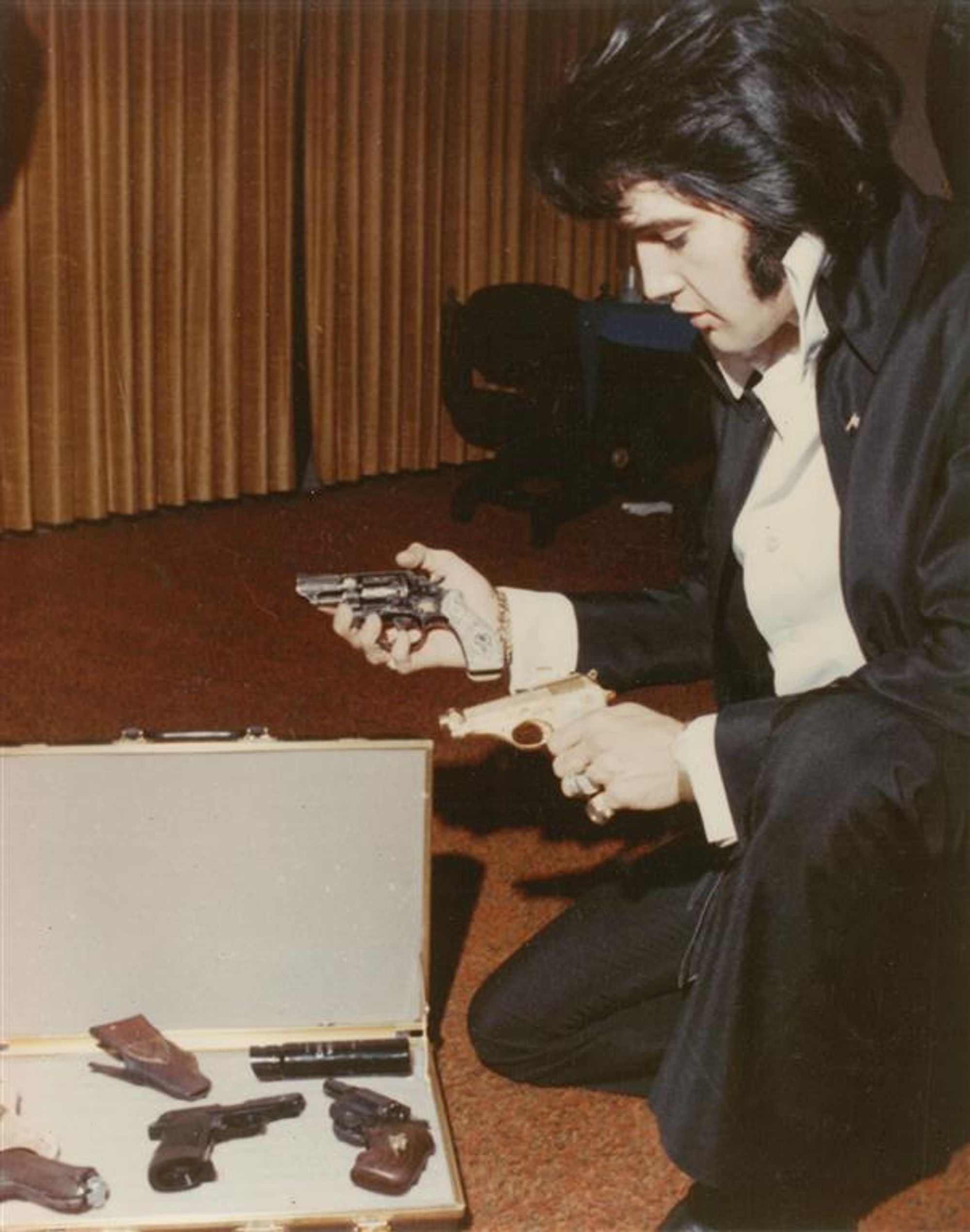 Elvis holding the Smith & Wesson 19-2